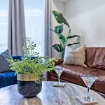 Enchant - Stunning City Views - Modern Luxe