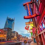 Beautiful Nashville Home - Broadway Escape