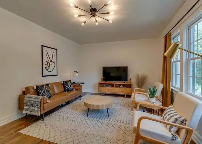 Southern Charmer Close To Broadway Sleeps 8