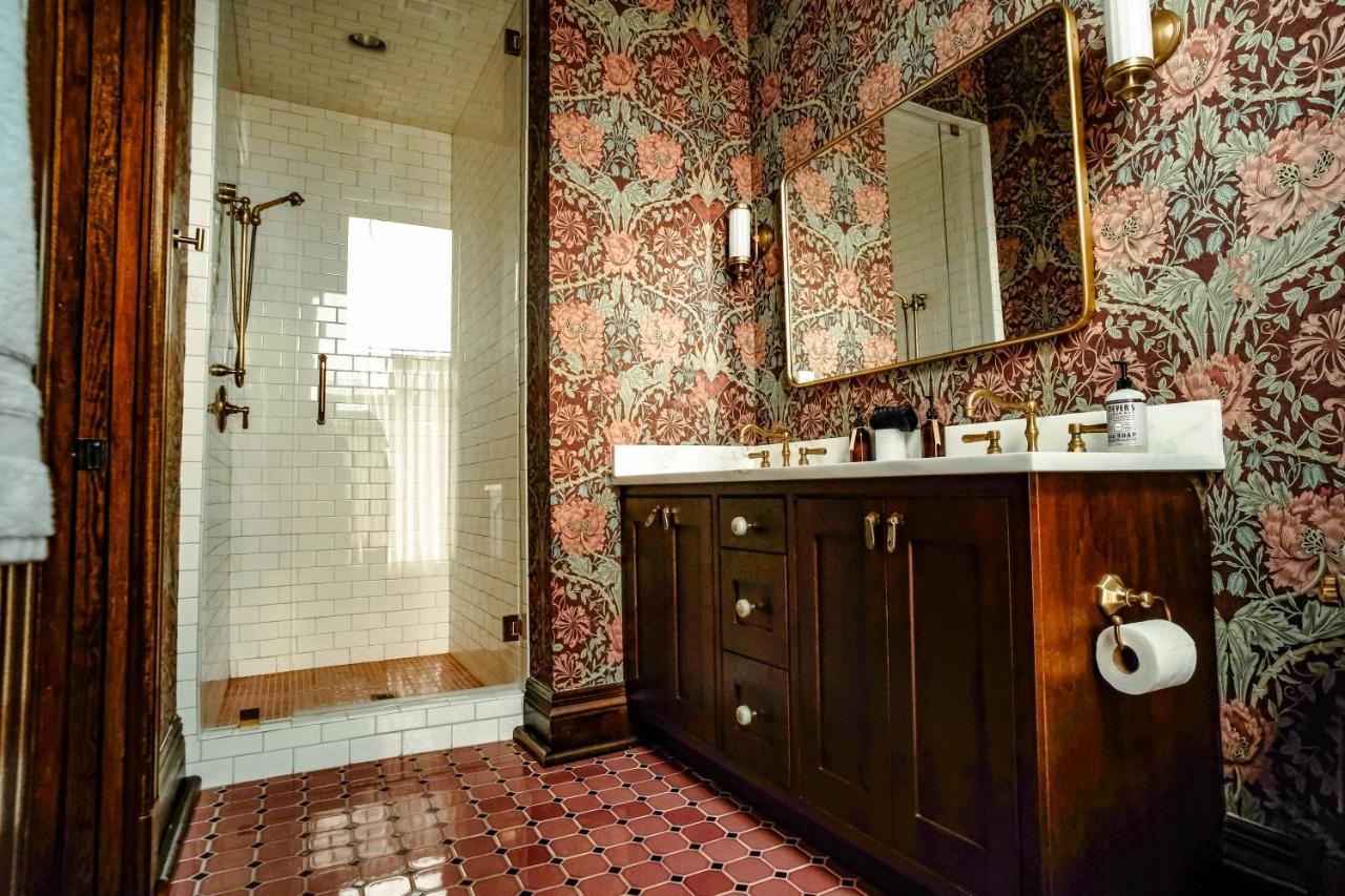 Henrie House I Luxury 4br Downtown Historic Gem With Library & Patio *