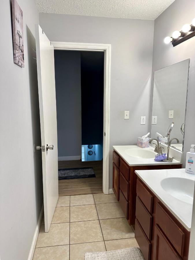 Lovely 2-bedroom W/balcony And Free Parking *