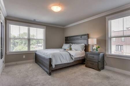 Spacious Near Belmont Nashville