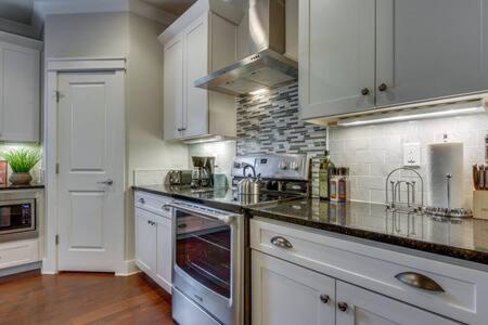 Spacious Near Belmont Holiday home Nashville