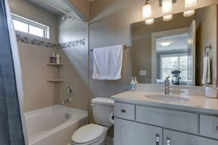 Spacious Near Belmont Holiday home