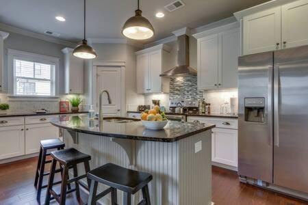 Spacious Near Belmont Holiday home *
