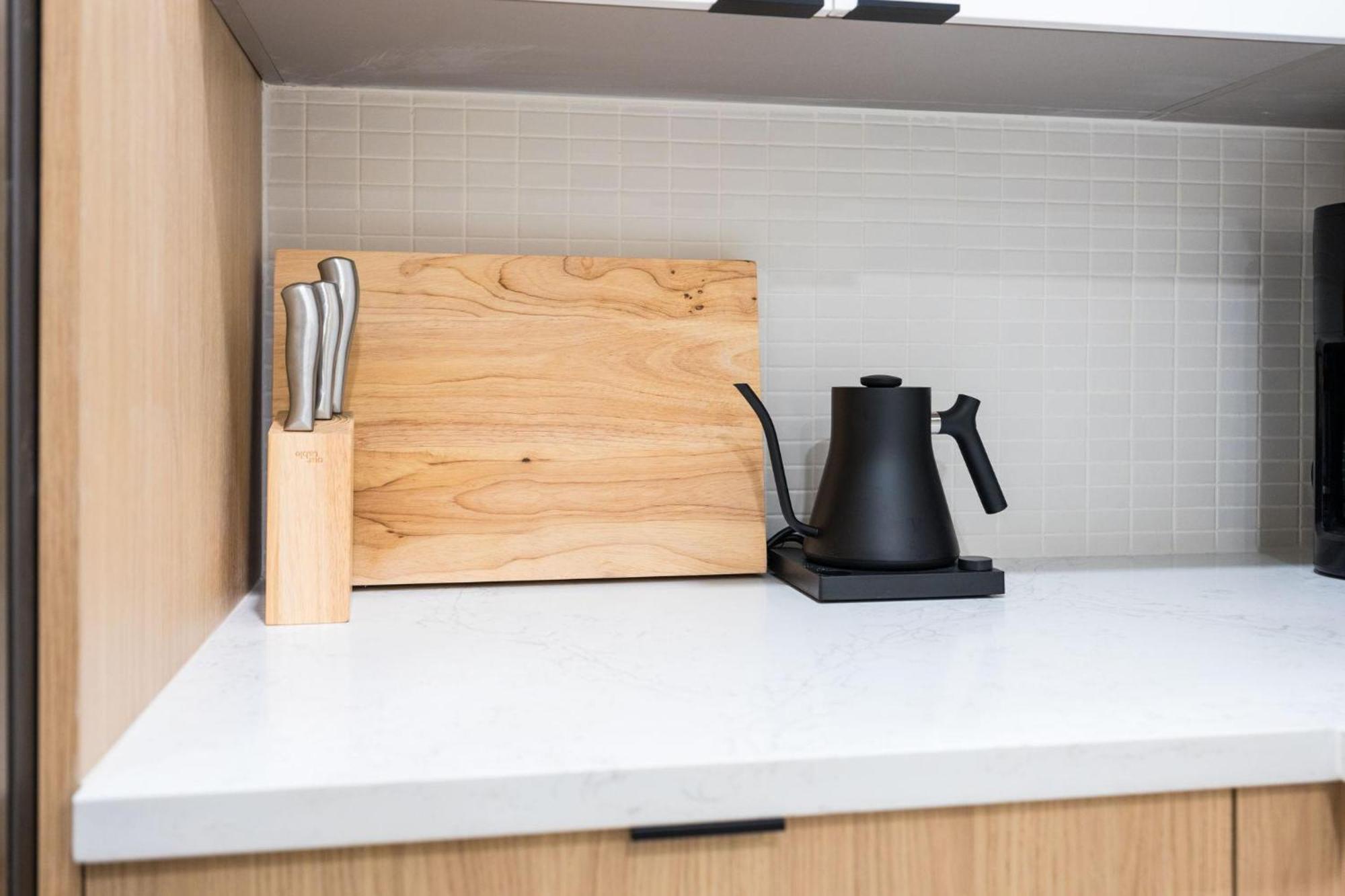Hyve - Timber Blanc - Walk To Broadway Holiday home *