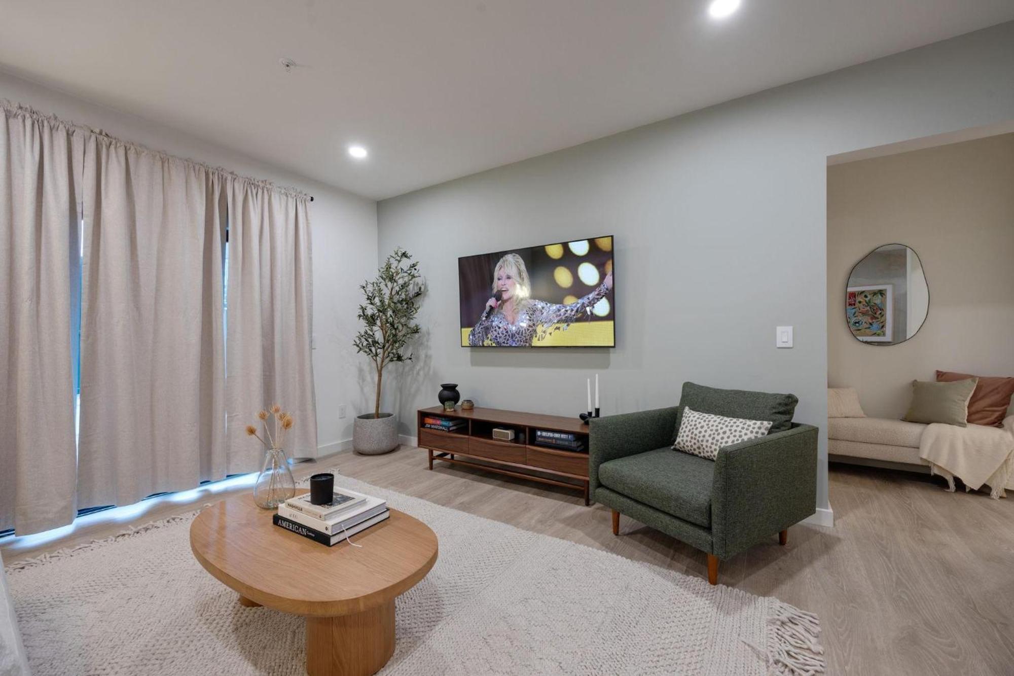 Hyve - Timber Blanc - Walk To Broadway Holiday home