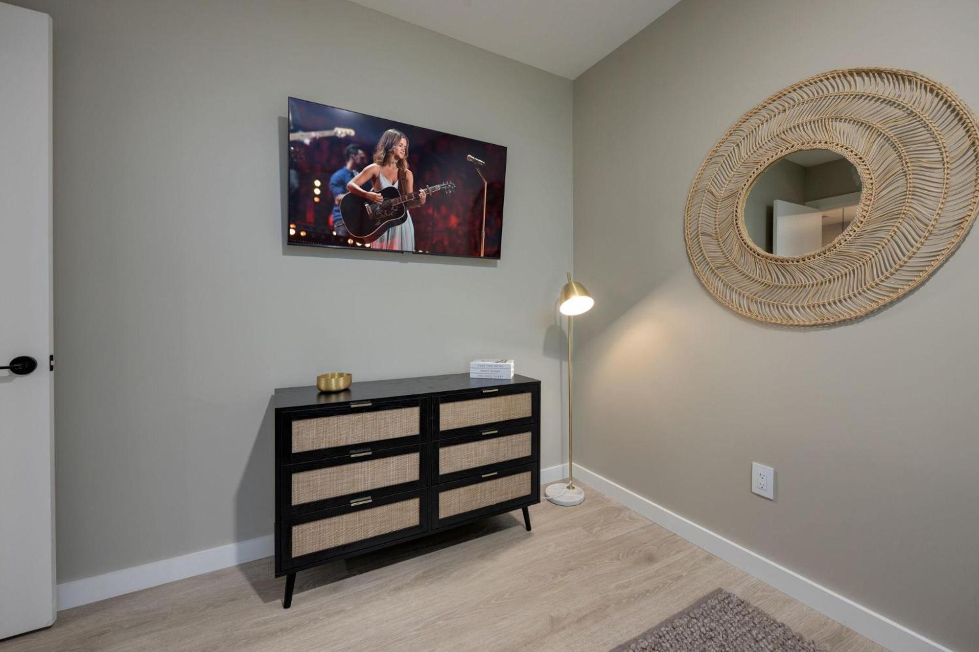 Hyve - Timber Blanc - Walk To Broadway Holiday home *