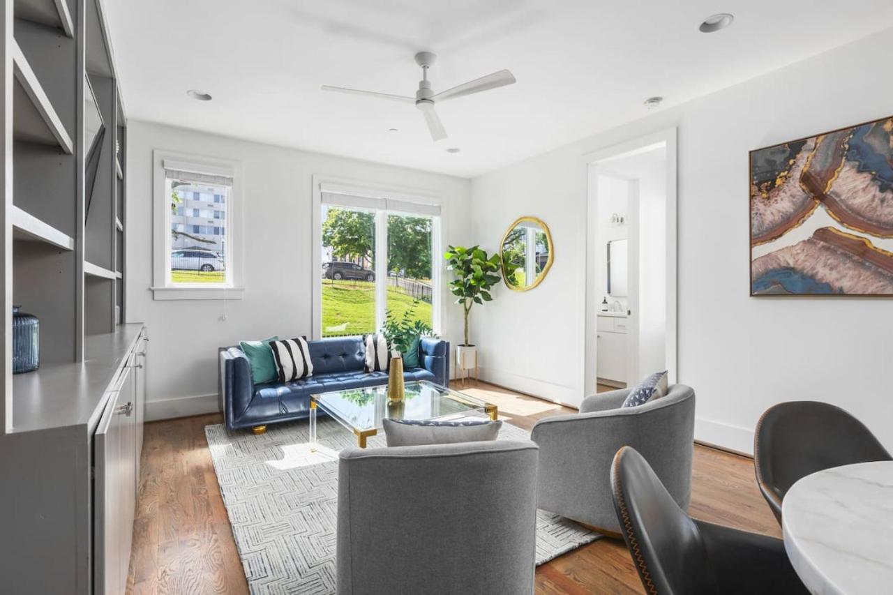 Walk To Belmont, 12 South With Private Patio And Garage Holiday home