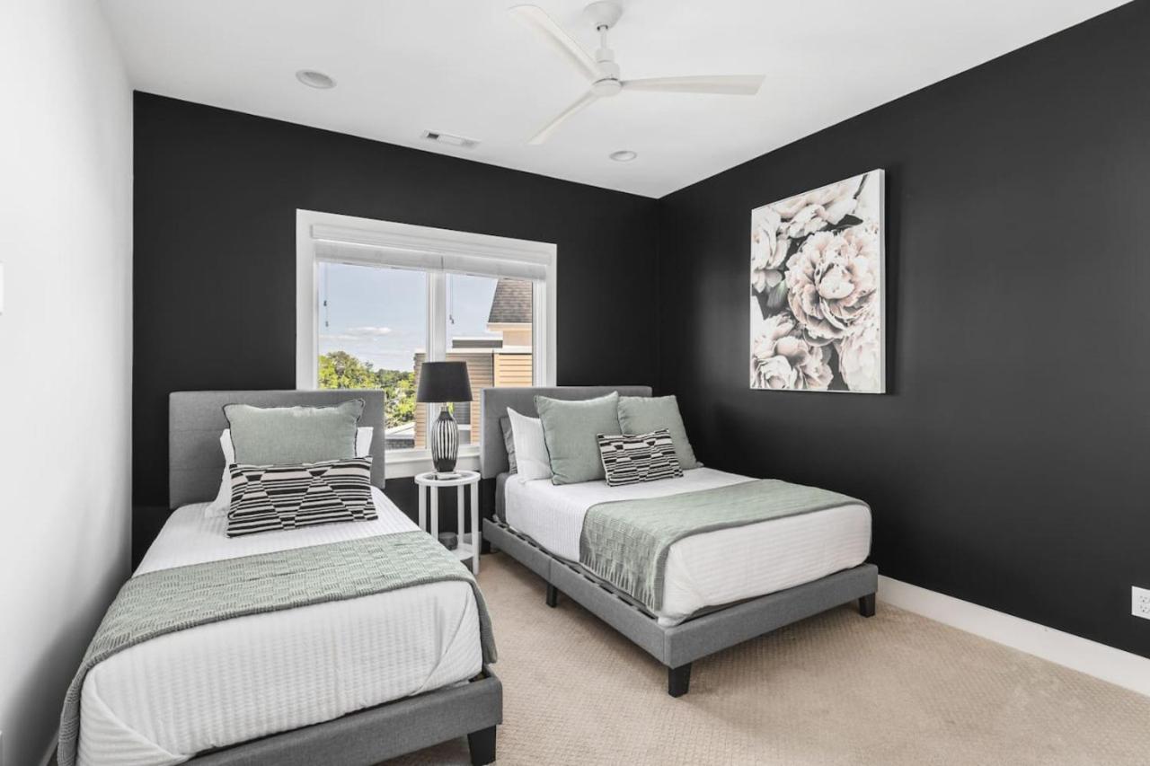 Walk To Belmont, 12 South With Private Patio And Garage