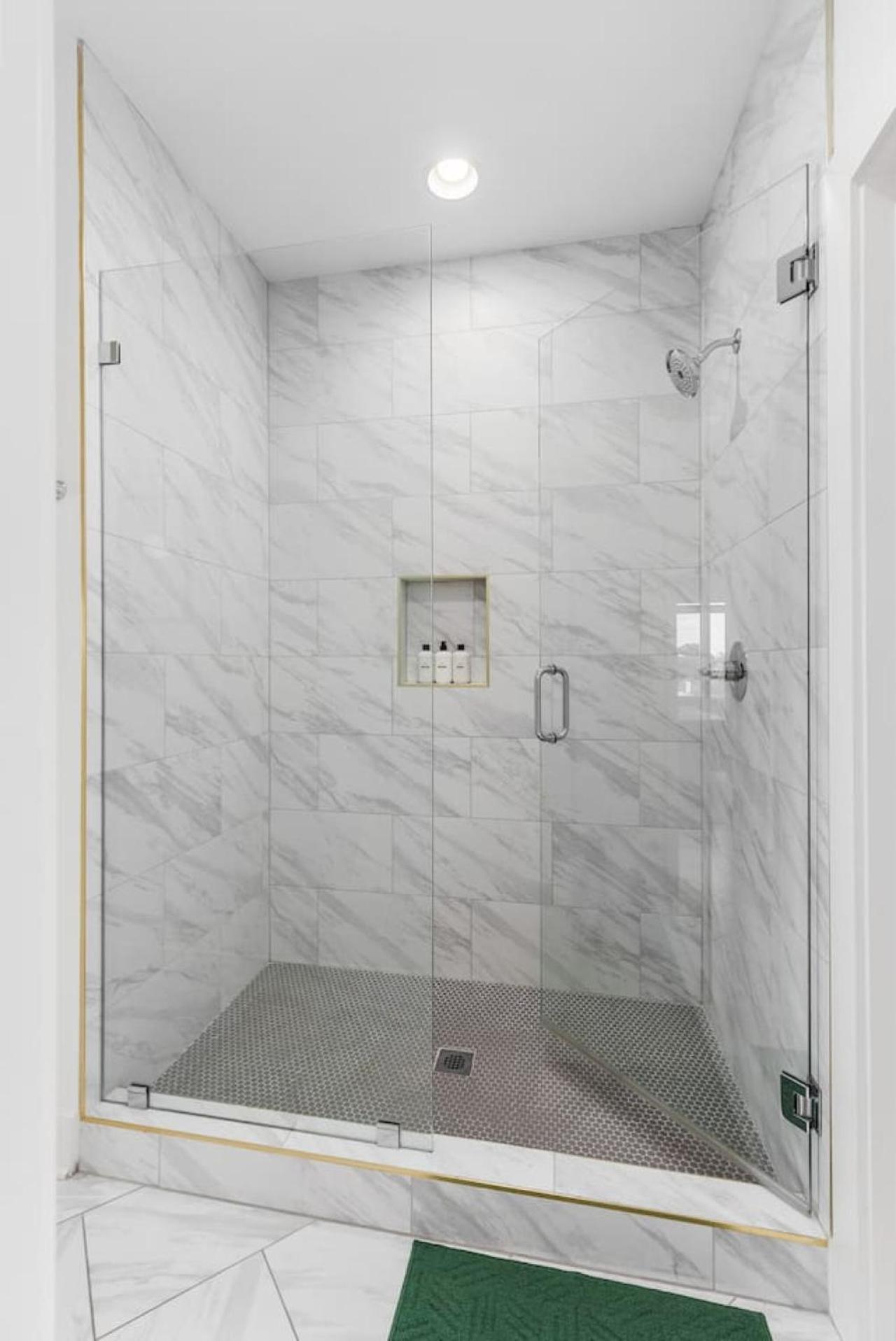 Walk To Belmont, 12 South With Private Patio And Garage Holiday home *