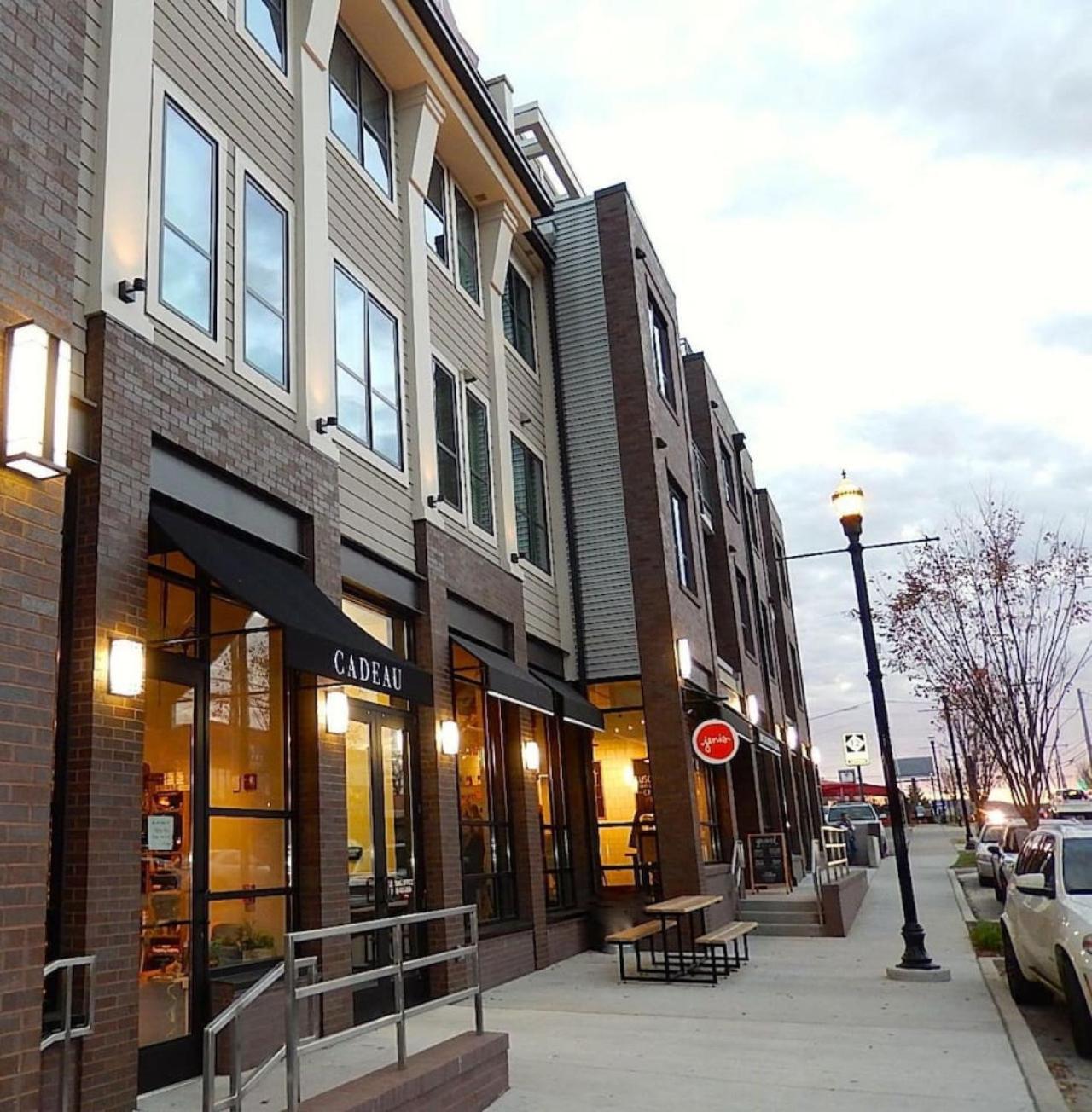 Walk To Belmont, 12 South With Private Patio And Garage *