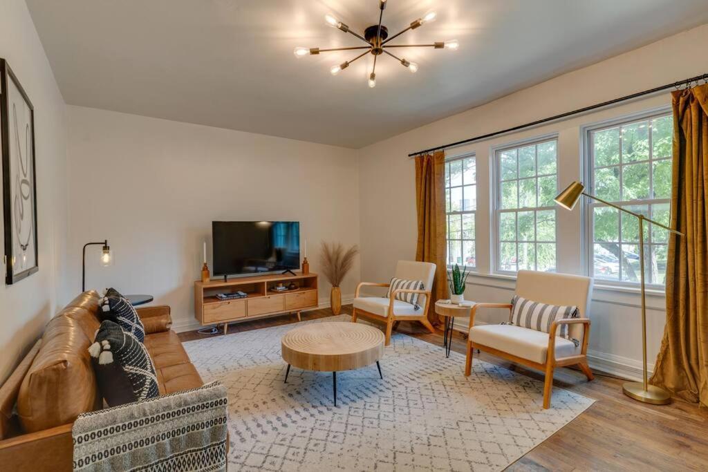 Southern Charmer Close To Broadway Sleeps 8