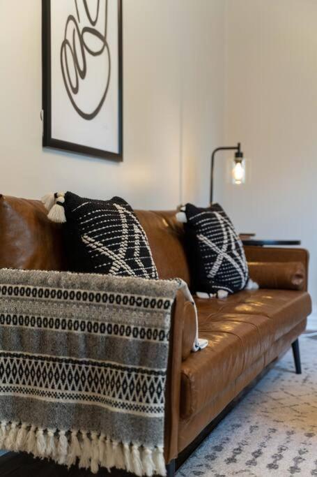 Southern Charmer Close To Broadway Sleeps 8 Apartment *