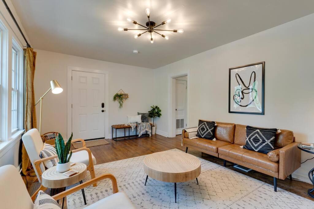 Southern Charmer Close To Broadway Sleeps 8