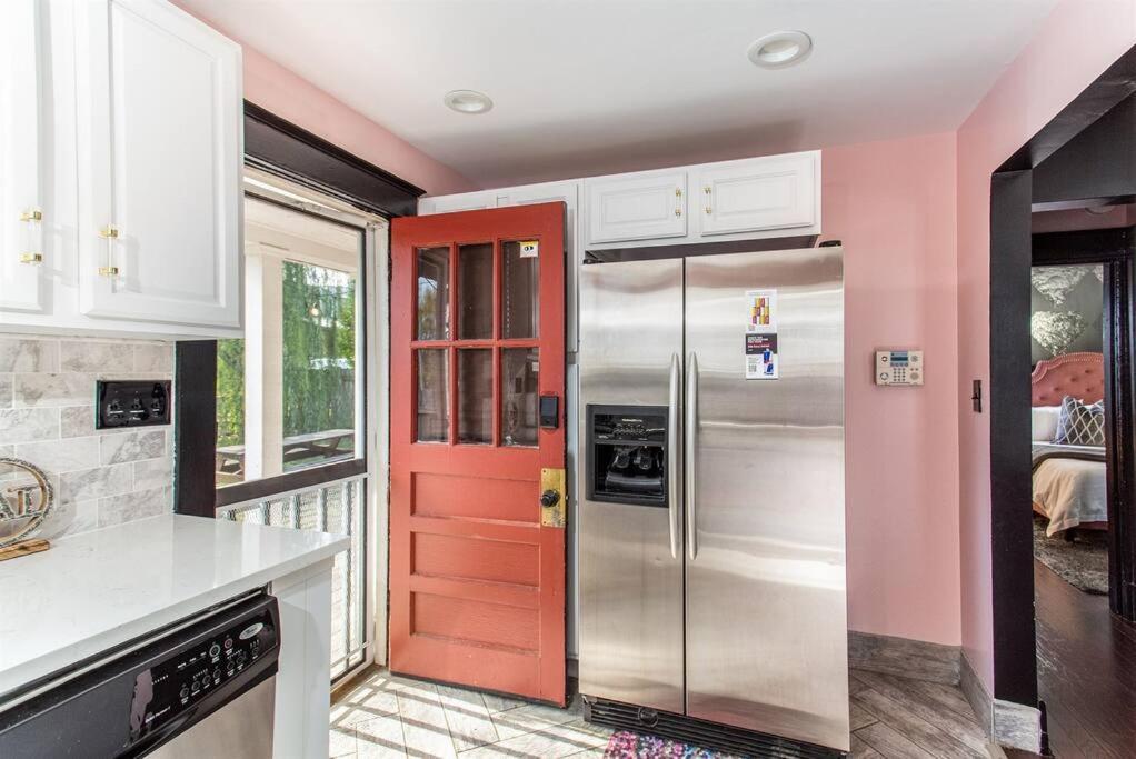 Minutes To Downtown, Walkable To Shopping & Dining Holiday home *
