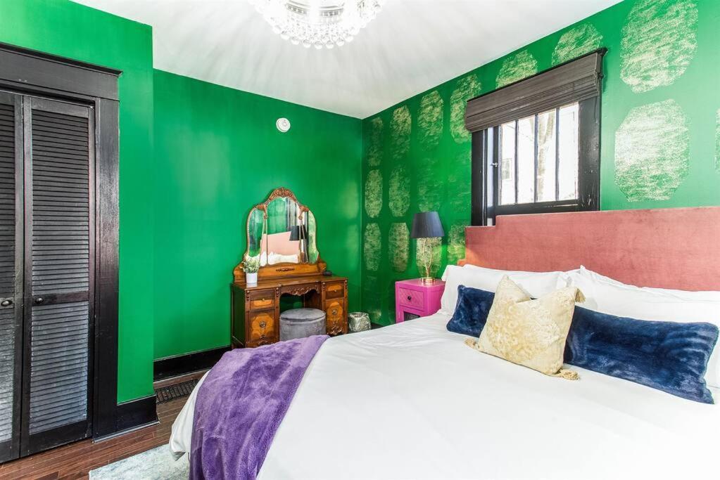 Minutes To Downtown, Walkable To Shopping & Dining Holiday home Nashville