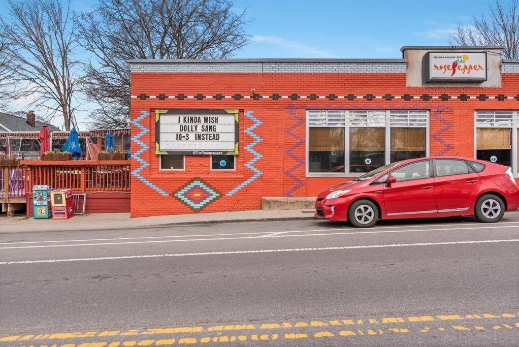 Holiday home Minutes To Downtown, Walkable To Shopping & Dining Nashville