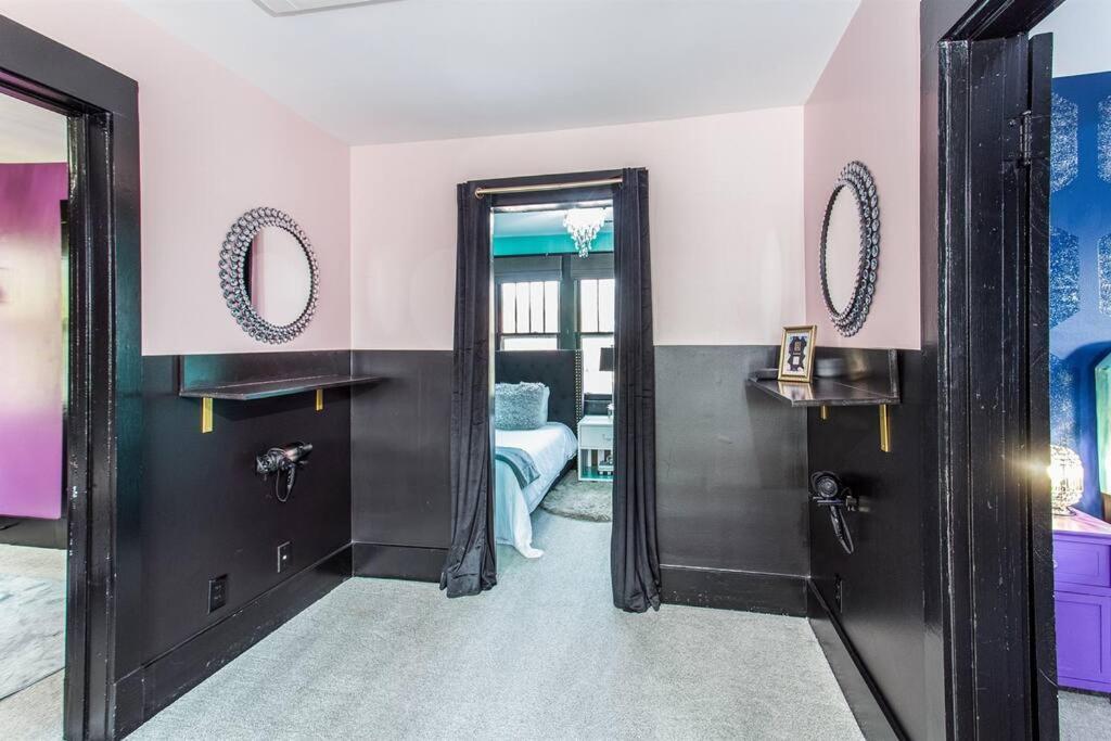 Minutes To Downtown, Walkable To Shopping & Dining