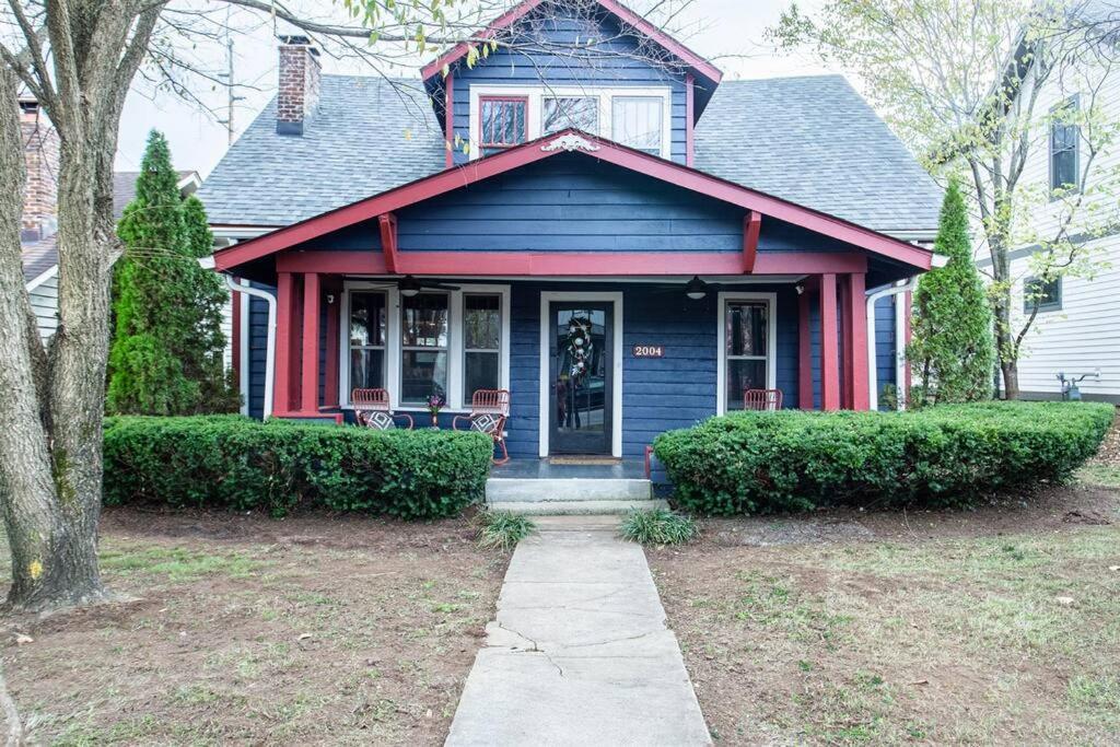 Minutes To Downtown, Walkable To Shopping & Dining Holiday home