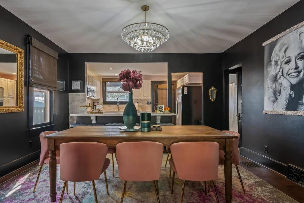 Holiday home Minutes To Downtown, Walkable To Shopping & Dining