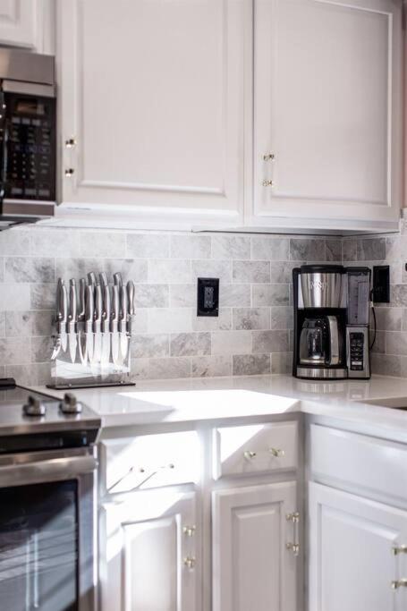 Holiday home Minutes To Downtown, Walkable To Shopping & Dining *