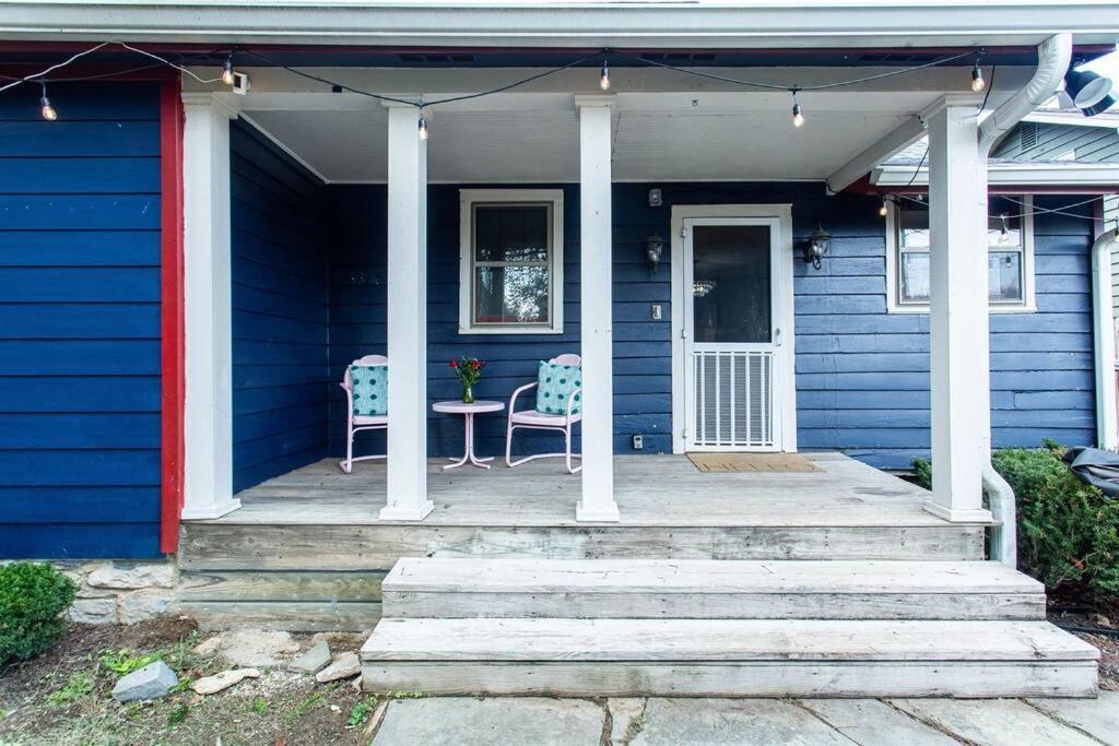 Minutes To Downtown, Walkable To Shopping & Dining Holiday home *