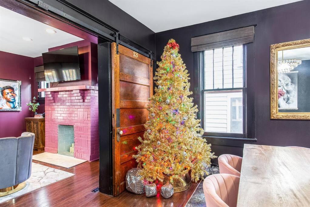 Minutes To Downtown, Walkable To Shopping & Dining