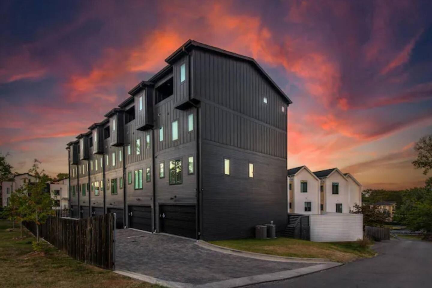 Walk To 12 South And Belmont With Garage Firepit And Patio Nashville