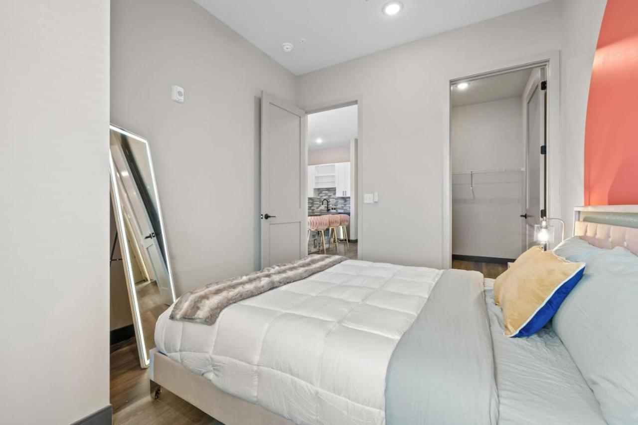 Vibrant Getaway - Cozy 2b Near Broadway Apartment