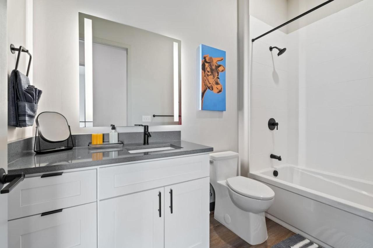 Vibrant Getaway - Cozy 2b Near Broadway Apartment *