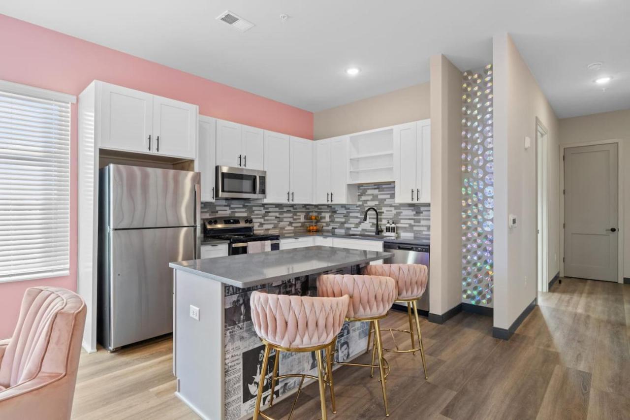 Apartment Vibrant Getaway - Cozy 2b Near Broadway