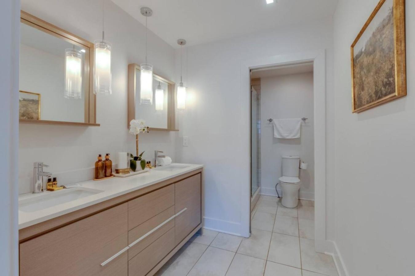Modern 4 Bedroom 2.5 Bath Gorgeous Getaway Holiday home