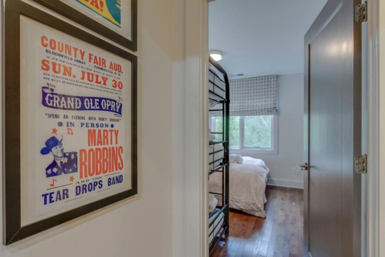 Modern 4 Bedroom 2.5 Bath Gorgeous Getaway * Nashville