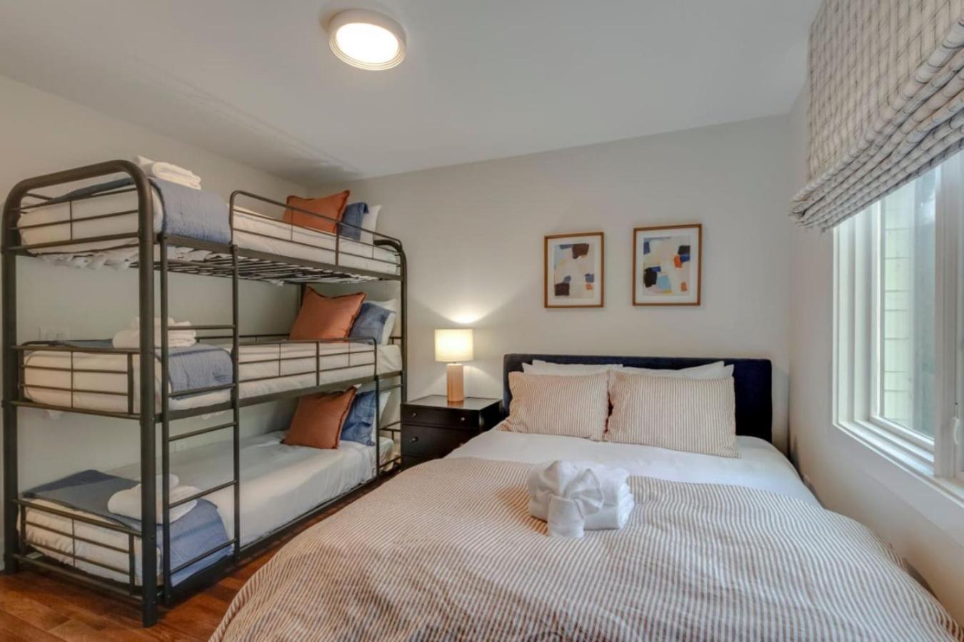 Modern 4 Bedroom 2.5 Bath Gorgeous Getaway Holiday home