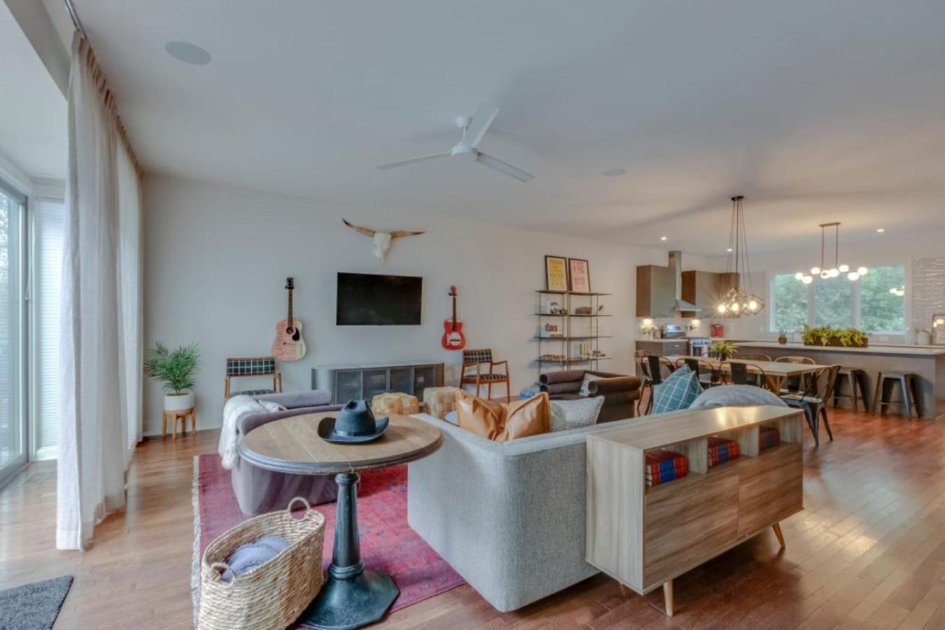 Modern 4 Bedroom 2.5 Bath Gorgeous Getaway *