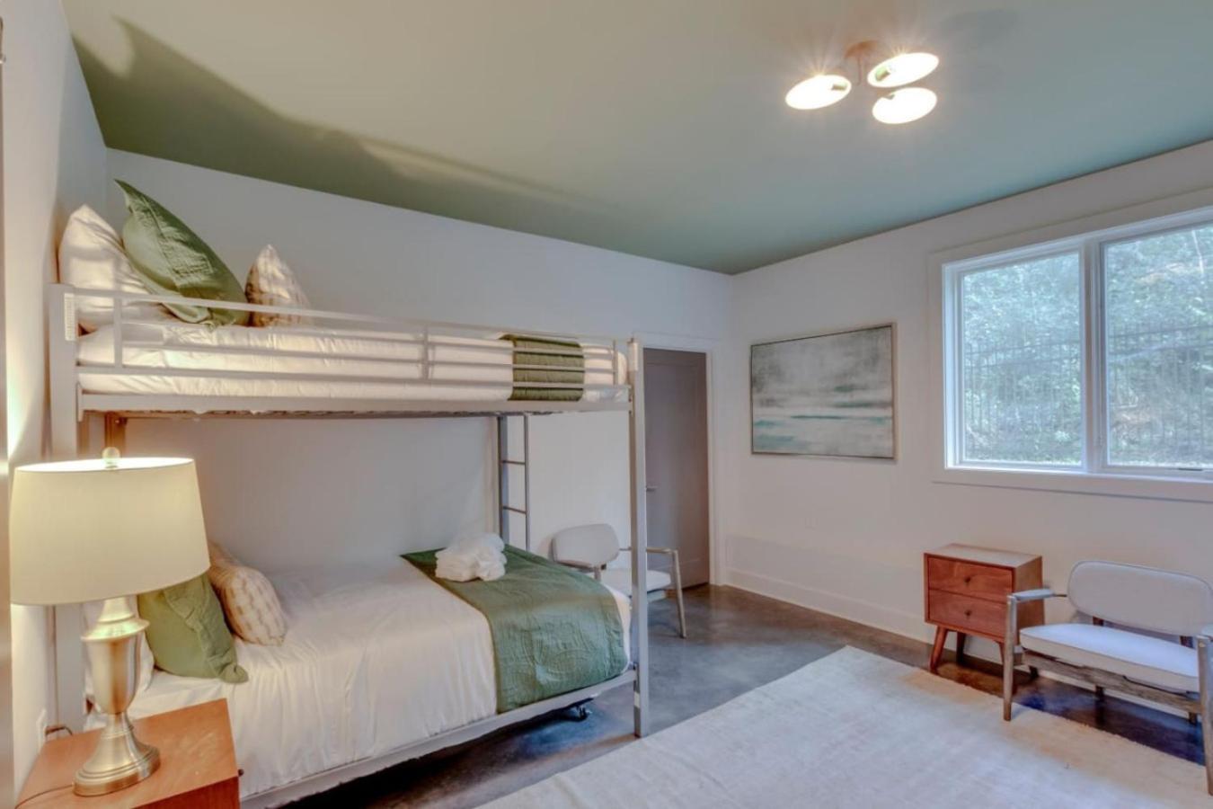 Modern 4 Bedroom 2.5 Bath Gorgeous Getaway * Nashville
