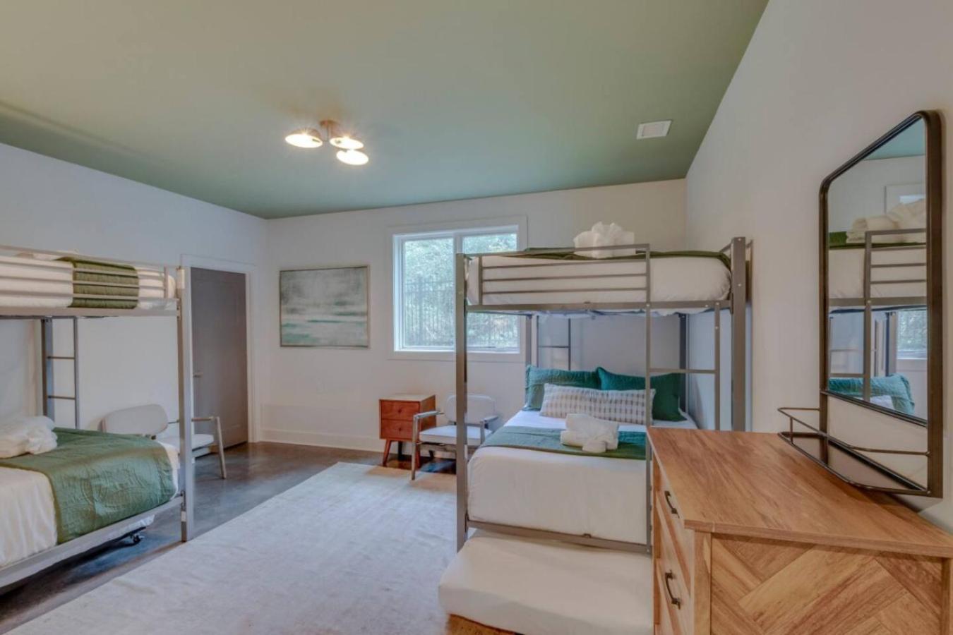 Modern 4 Bedroom 2.5 Bath Gorgeous Getaway