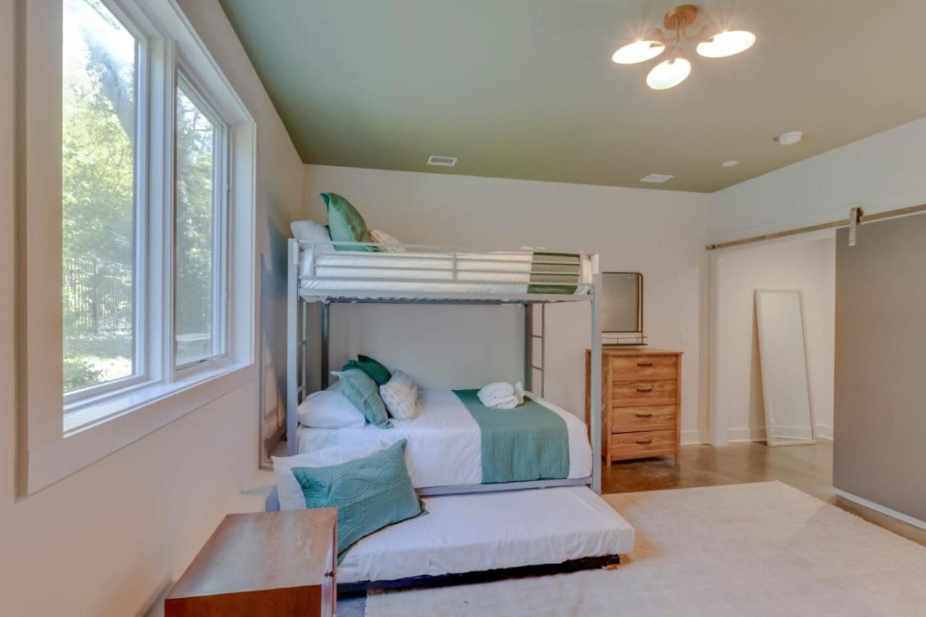 Modern 4 Bedroom 2.5 Bath Gorgeous Getaway *