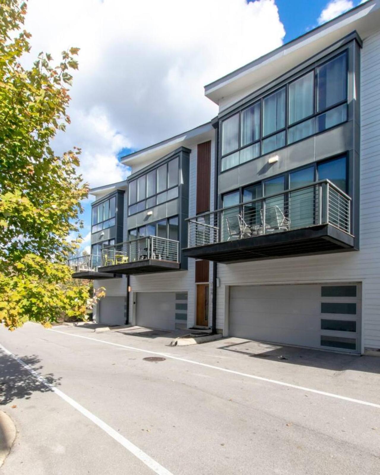 Modern 4 Bedroom 2.5 Bath Gorgeous Getaway Holiday home *