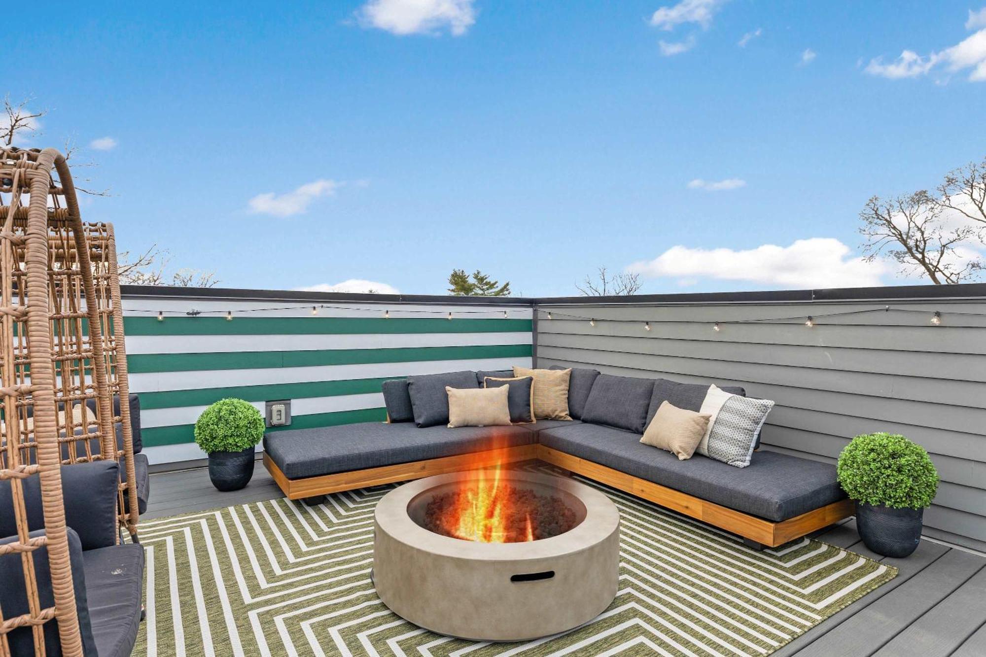 The Daylily Rooftop Patio, Steps To Dining *