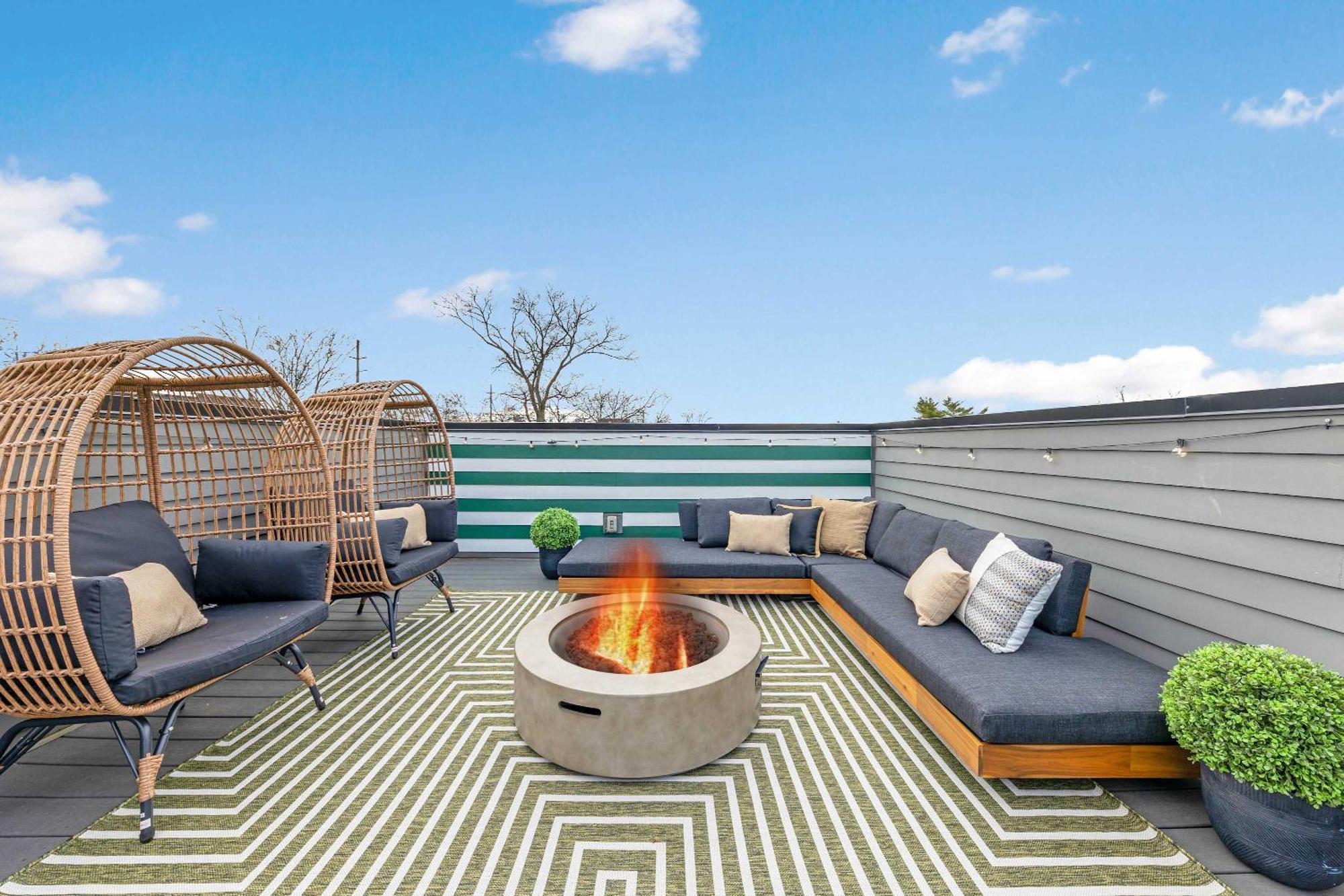 Holiday home The Daylily Rooftop Patio, Steps To Dining