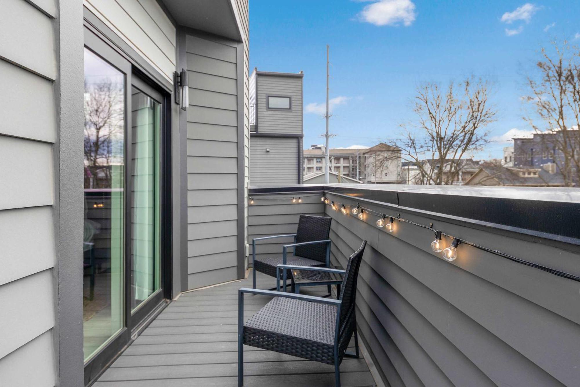 The Daylily Rooftop Patio, Steps To Dining Holiday home *