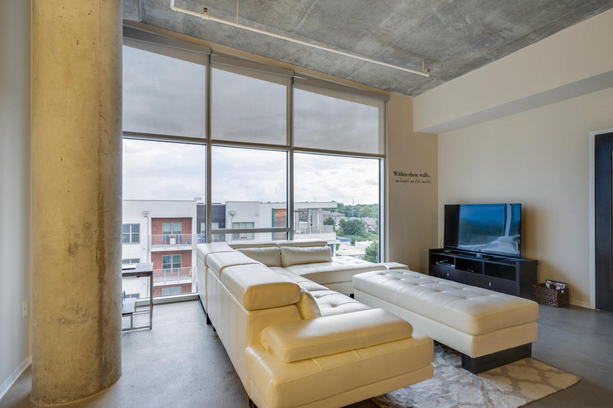 5m634- Floor Living 1br Nashville