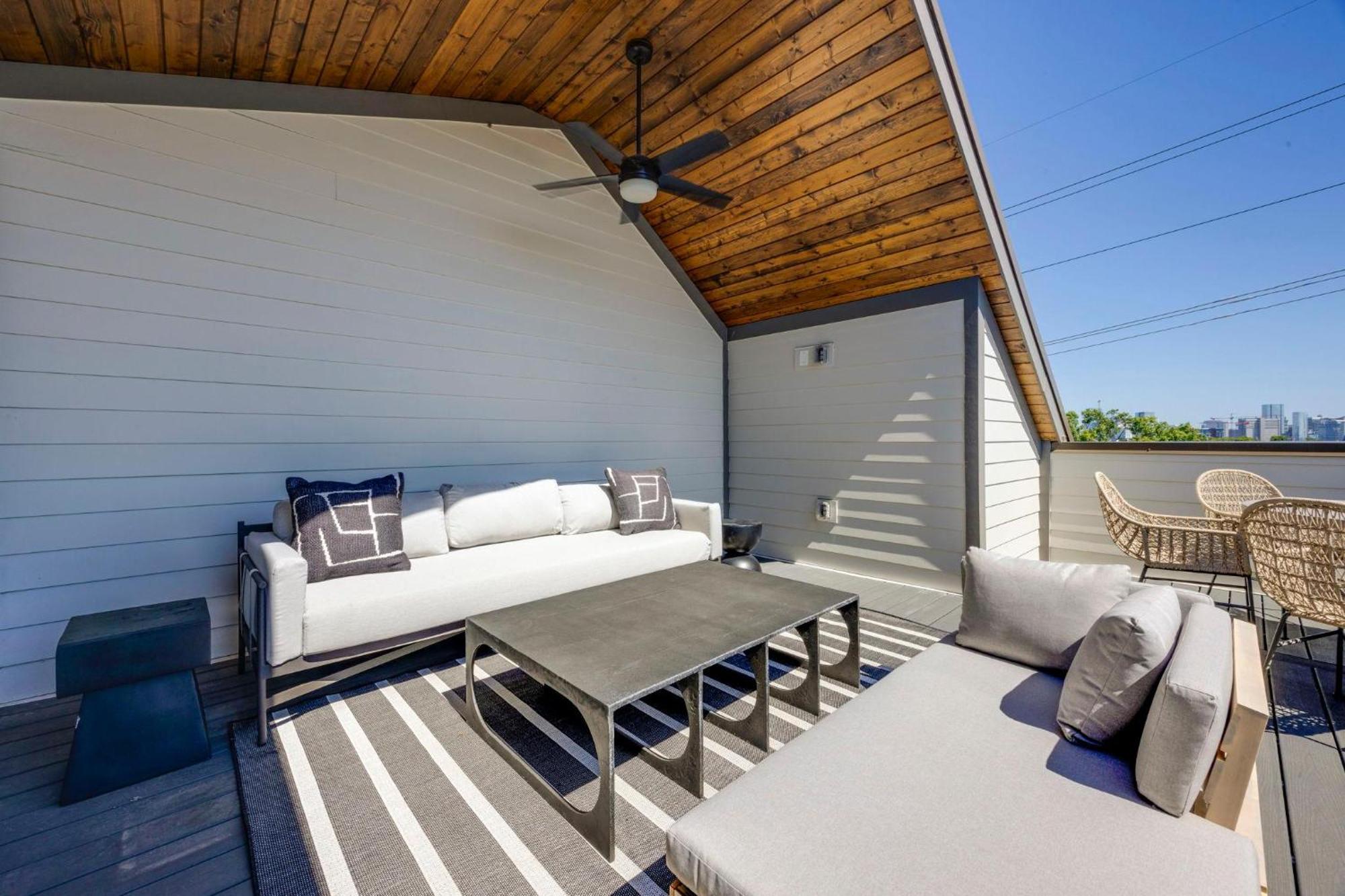 Enchant - Stunning Views - Modern Luxe Holiday home *