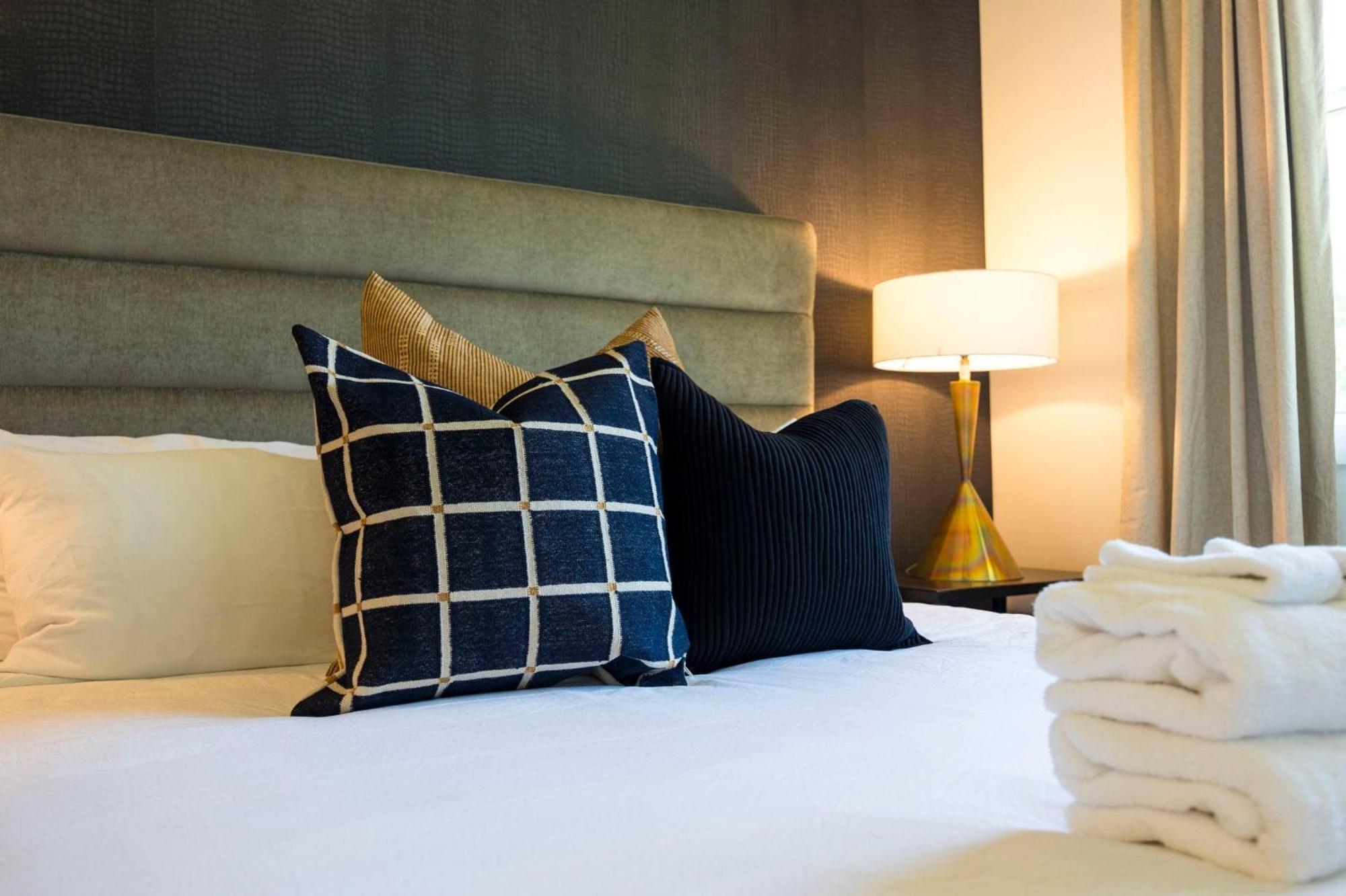 Enchant - Stunning Views - Modern Luxe Holiday home *