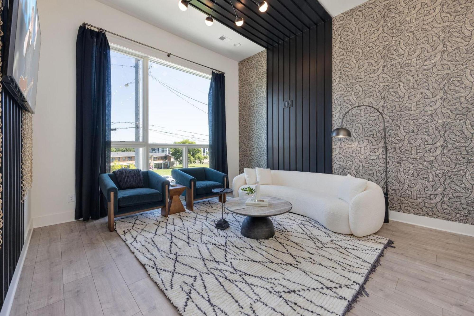 Enchant - Stunning Views - Modern Luxe Holiday home *