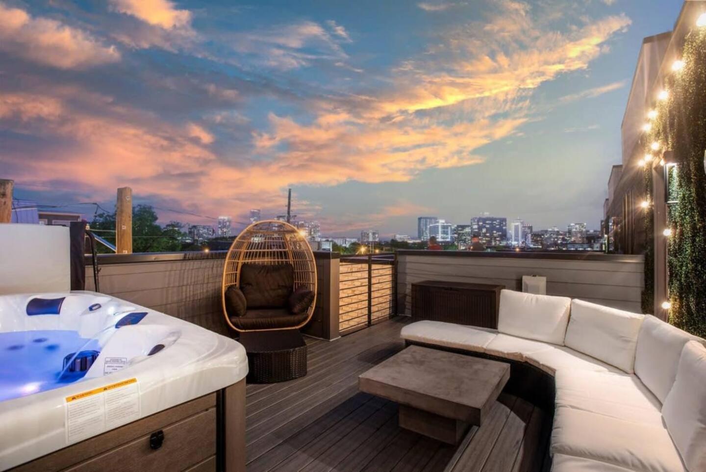 5 Star Pop House! Walk To Gulch Rooftop Hot Tub Holiday home