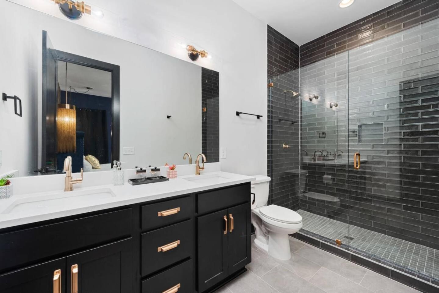 5 Star Pop House! Walk To Gulch Rooftop Hot Tub Holiday home *