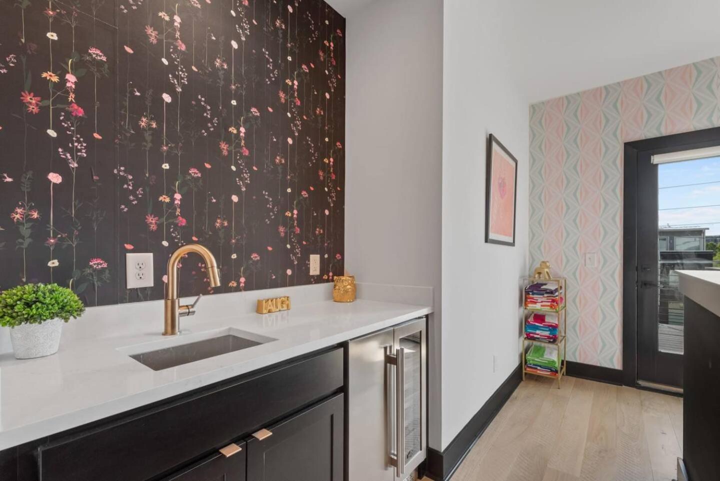 Holiday home 5 Star Pop House! Walk To Gulch Rooftop Hot Tub *